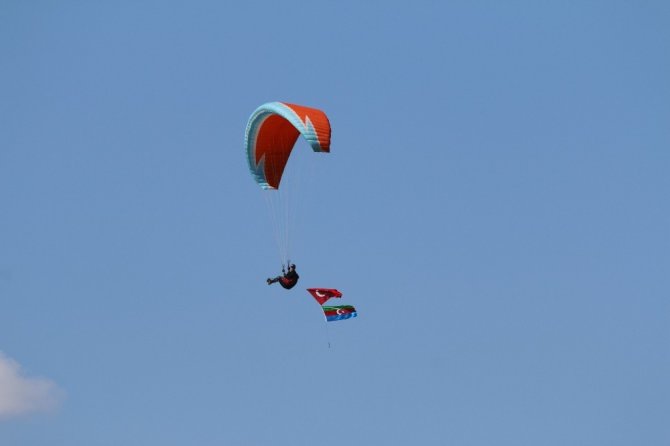 Paraşütle atlayıp Türk ve Azerbaycan bayrakları açtılar