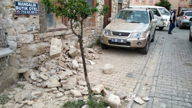 İzmir Valisi Köşger: "Yıkılan binalar olduğu ihbarı var"