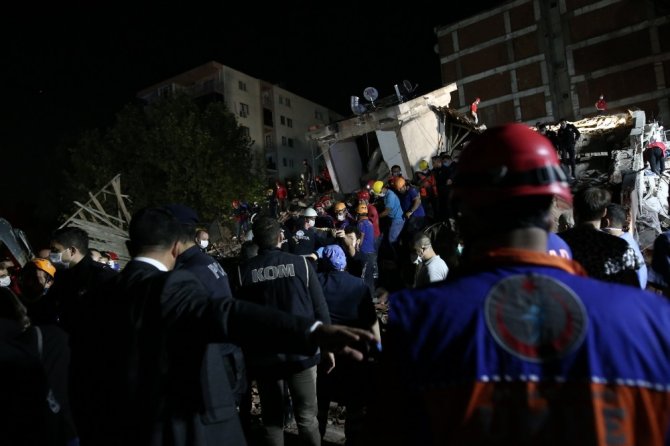 İzmir depreminde arama kurtarma çalışmaları devam ediyor