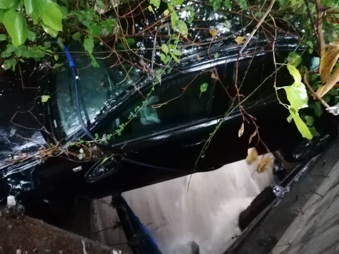 Kocaeli’de taşan derenin sürüklediği otomobil ağaçta asılı kaldı