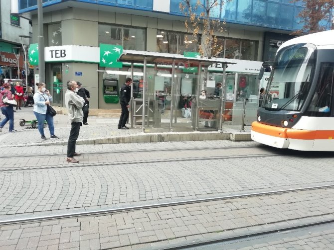 Eşyalarını sokağa fırlatan vatandaş bu sefer de tramvay yolunu kesti