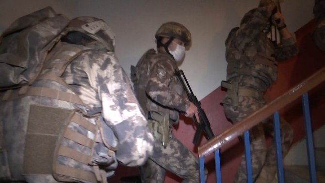 16 kişinin gözaltına alındığı DEAŞ operasyonu polis kamerasında