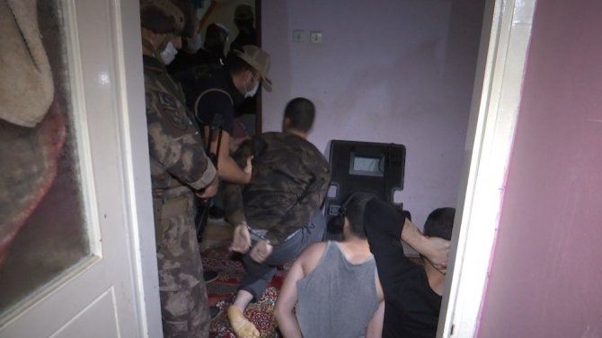16 kişinin gözaltına alındığı DEAŞ operasyonu polis kamerasında