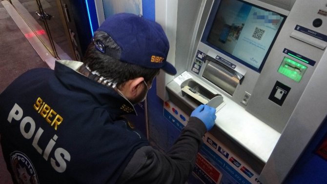 ATM’nin içinde gizli kameralı düzenek ele geçti
