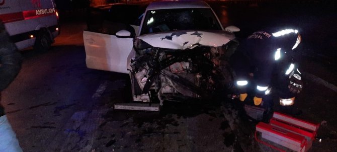 Otomobil tıra çarptı: 3 yaralı