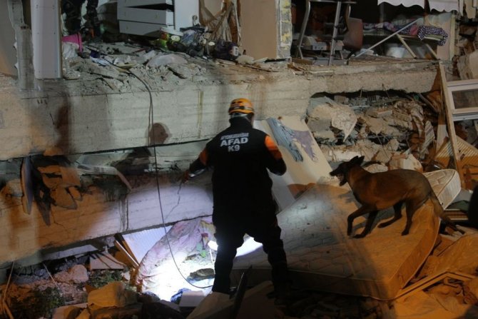 AFAD Afyonkarahisar ekibi deprem bölgesinde çalışmalarını sürdürüyor