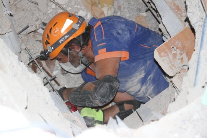 AFAD Afyonkarahisar ekibi deprem bölgesinde çalışmalarını sürdürüyor