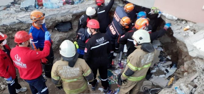 Gönüllü arama kurtarma ekipleri deprem bölgesinde çalışmalara destek veriyor