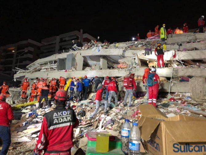 Ayvalık AKFD-ADAK İzmir’deki enkazda gönüllü olarak görev aldı