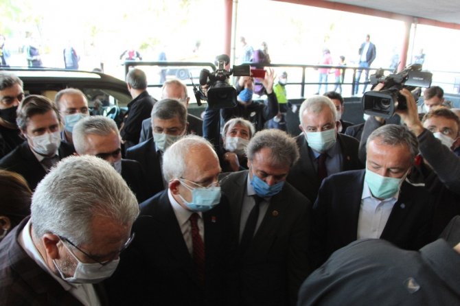 CHP lideri Kılıçdaroğlu’ndan tedavileri süren depremzedelere geçmiş olsun ziyareti