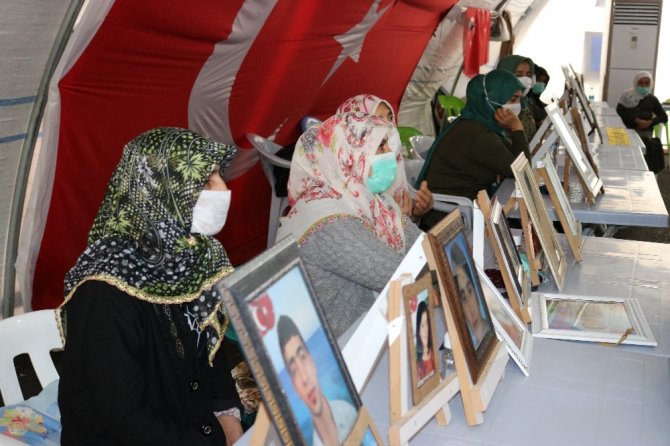 Diyarbakır Milliyetçi Anneler Birliği evlat nöbetindeki ailelere buluştu