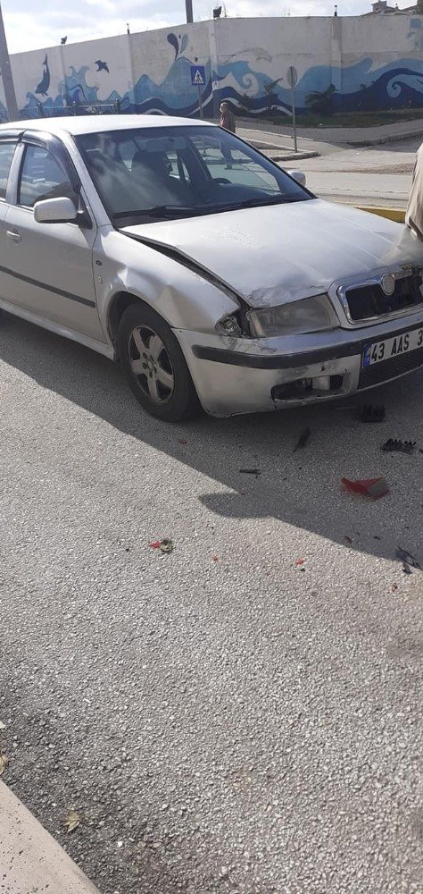 Eskişehir’deki trafik kazasında 2 otomobil ve tramvay hasar gördü