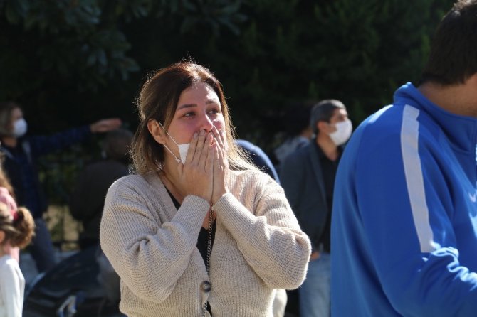 Genç kadın depremde öldüğünü sandığı muhabbet kuşunun kurtarılmasıyla sevinç gözyaşları döktü
