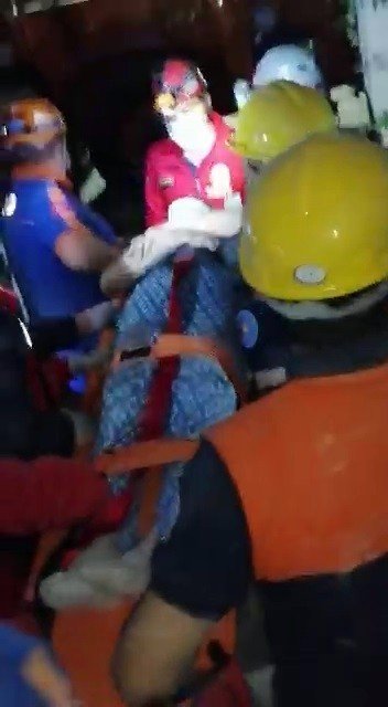 İzmir’de enkaz altında kalan bir kadını Sakarya UMKE ekibi kurtardı
