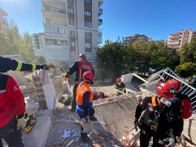 Düzce Belediyesi ekipleri deprem bölgesinde can kurtarıyor