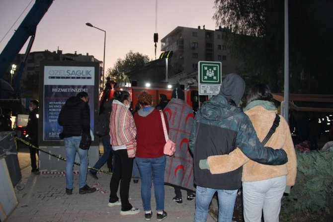 İzmir’de 17 saattir arama kurtarma çalışmaları devam ediyor