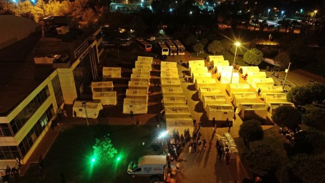 İzmir’de çadır kentte kalan vatandaşlar depremde yaşadığı büyük paniği anlattı