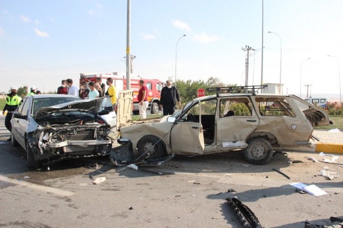 Karaman’da kaza sonrası ortalık savaş alanına döndü: 5 yaralı