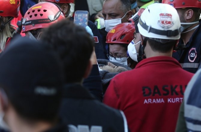 İzmir’de 23 saat sonra enkaz altında 5 kişilik aileden 4’ü çıkarıldı