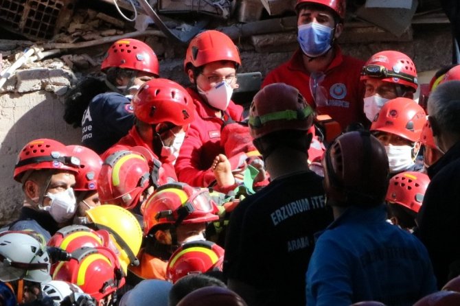 İzmir’de 23 saat sonra enkaz altında 5 kişilik aileden 4’ü çıkarıldı