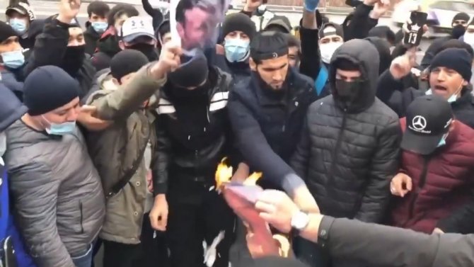 Rusya’daki Müslümanlardan Fransa karşıtı protesto