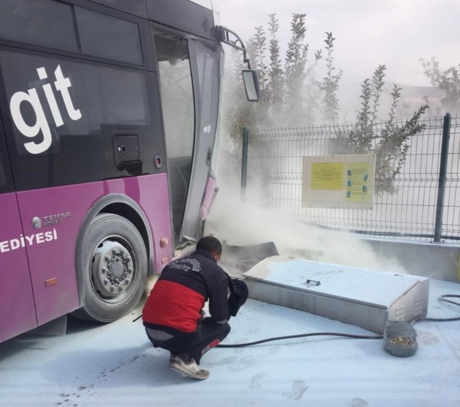 Van’da belediye otobüsü petrol istasyonuna daldı: 10 yaralı