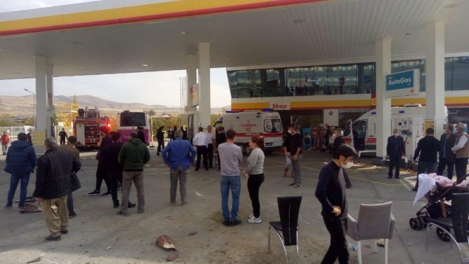 Van’da belediye otobüsü petrol istasyonuna daldı: 10 yaralı