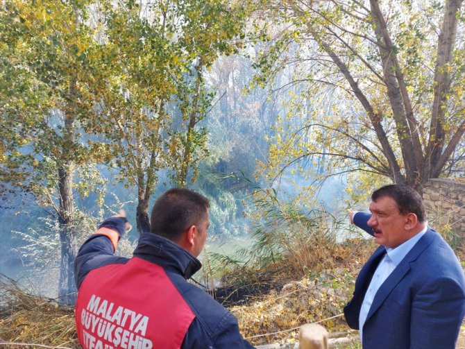 Malatya Büyükşehir Belediye Başkanı Gürkan, yangın söndürme çalışmasına katıldı