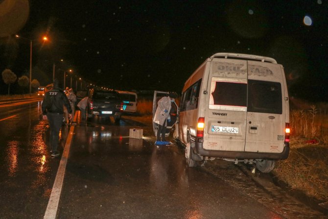 Van'da düzensiz göçmenleri taşıyan minibüs otobüse çarptı: 1 ölü, 7 yaralı