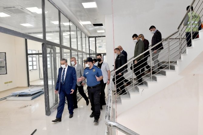 Vali Su, Mezitli Hükümet Konağı inşaatında incelemelerde bulundu