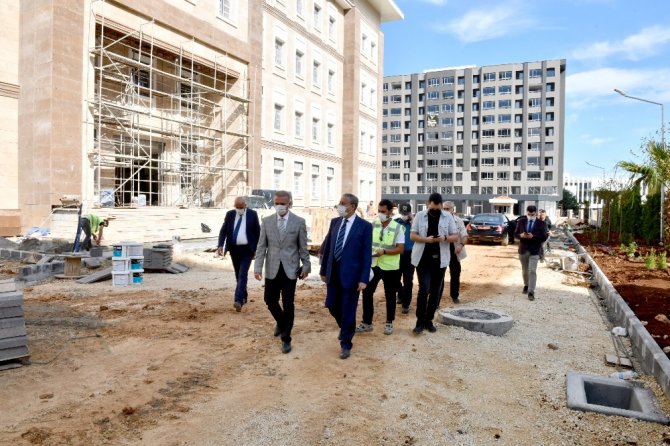 Vali Su, Mezitli Hükümet Konağı inşaatında incelemelerde bulundu