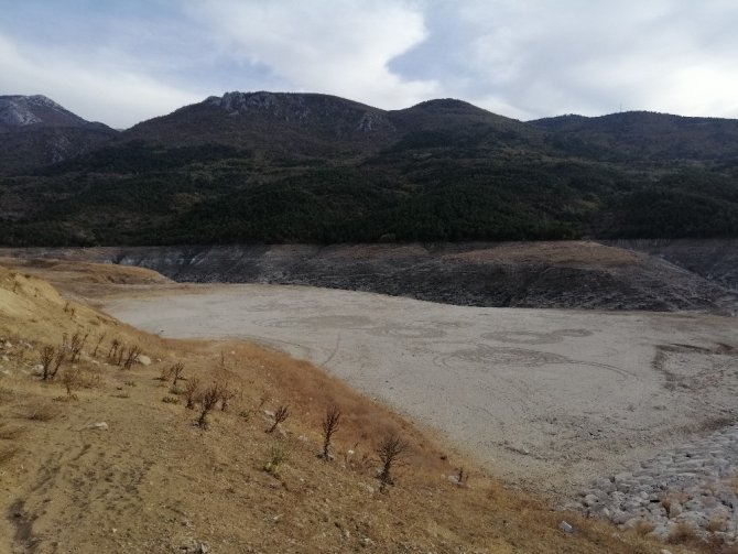 Derinöz Barajı’nda su altındaki eski köprü meydana çıktı