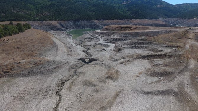 Derinöz Barajı’nda su altındaki eski köprü meydana çıktı