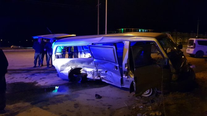 Erzincan'da kamyonetle otomobil çarpıştı 4 kişi yaralandı