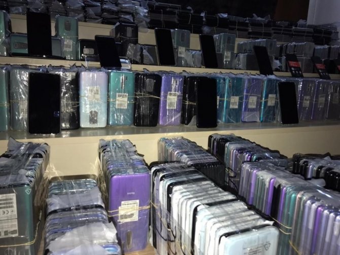 Vietnam Konsoloslugu Na Ait Aractan 2 Bin 500 Adeta Kacak Cep Telefonu Cikti