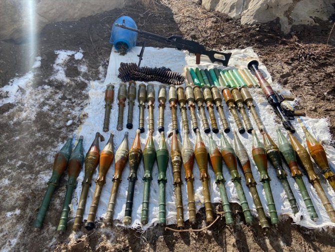 Van'da PKK'lı teröristlere ait silah ve uyuşturucu ele geçirildi