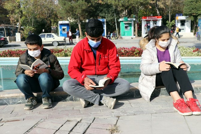 Elazığ'da Türk Kızılay gönüllüleri açık alanda kitap okudu