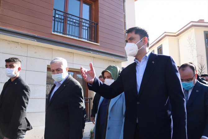 Çevre ve Şehircilik Bakanı Kurum, Elazığ'da depremzedeler için inşa edilen konutları inceledi: