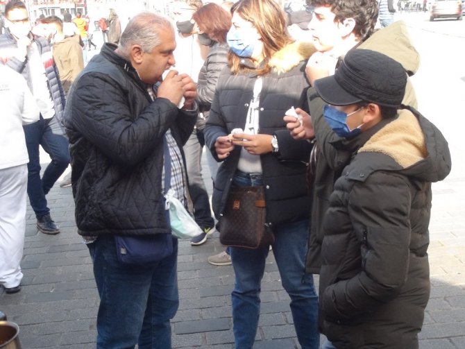 İstiklal Caddesi’nde büfeler önünde yemek yeme yoğunluğu