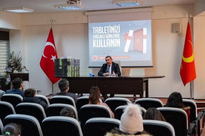 Başkan Vidinlioğlu öğrencilere 100 tablet hediye etti