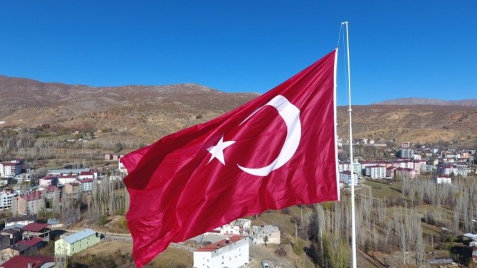 Hizan’da dev Türk bayrağı göndere çekildi