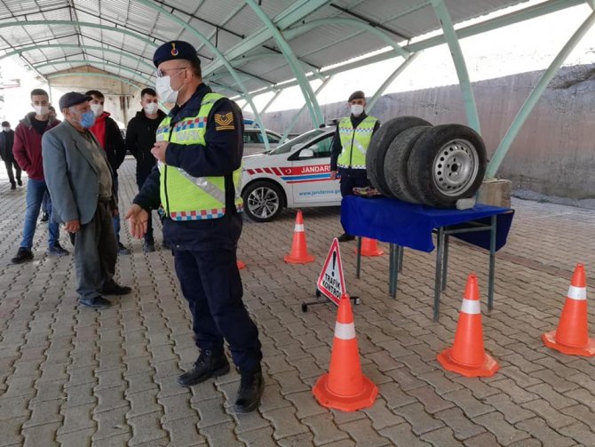 Erzincan’da jandarma ekipleri, kış lastiği konusunda sürücüleri bilgilendirdi