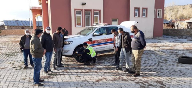 Erzincan’da jandarma ekipleri, kış lastiği konusunda sürücüleri bilgilendirdi