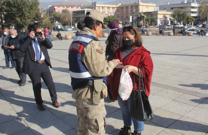 Güvenlik güçleri kadına yönelik şiddete karşı broşür dağıttı