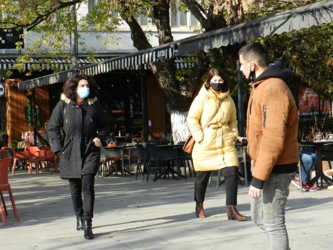 Kosova’da halk korona virüse aldırış etmeden sokakları doldurdu