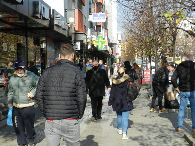 Kosova’da halk korona virüse aldırış etmeden sokakları doldurdu