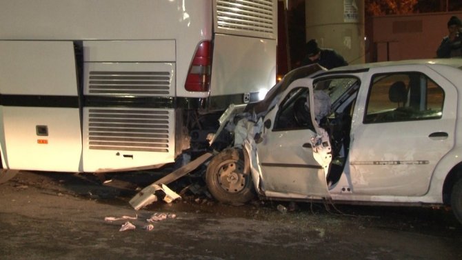Küçükçekmece’de otomobil park halindeki otobüse çarptı:1’i ağır 2 yaralı