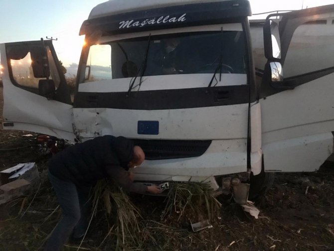 Burhaniye’de kamyon ve traktör çarpıştı: 1 yaralı