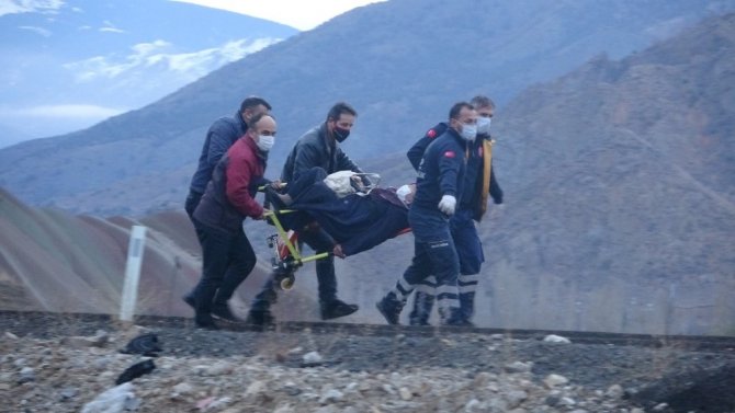 Erzurum’da otomobil şarampole devrildi: 2 yaralı