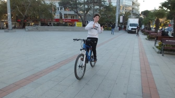 Balıkesir’de 11 yaşındaki Hasan Taha bisiklet cambazı oldu
